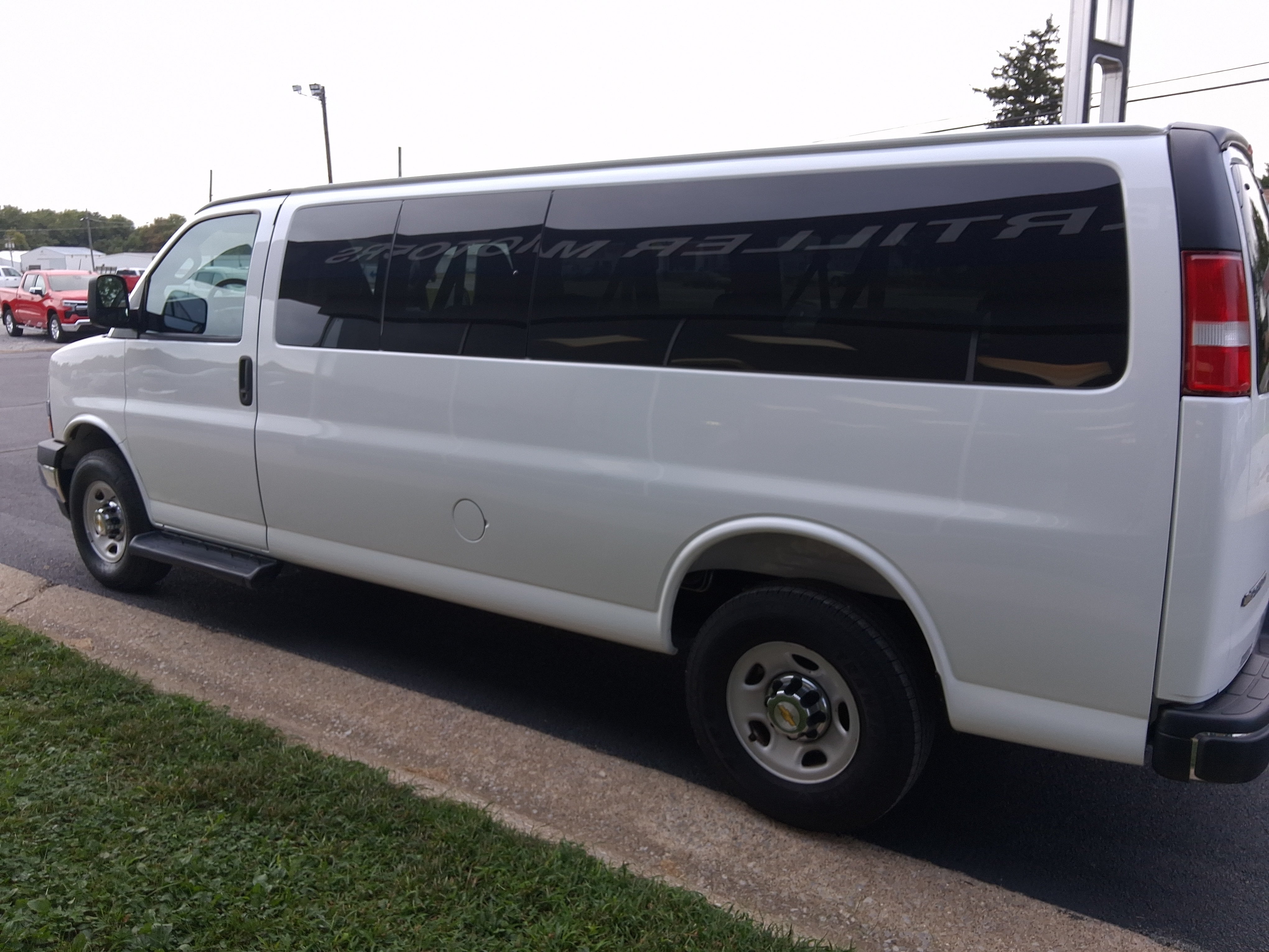 2025 Chevrolet Express Passenger 1LT