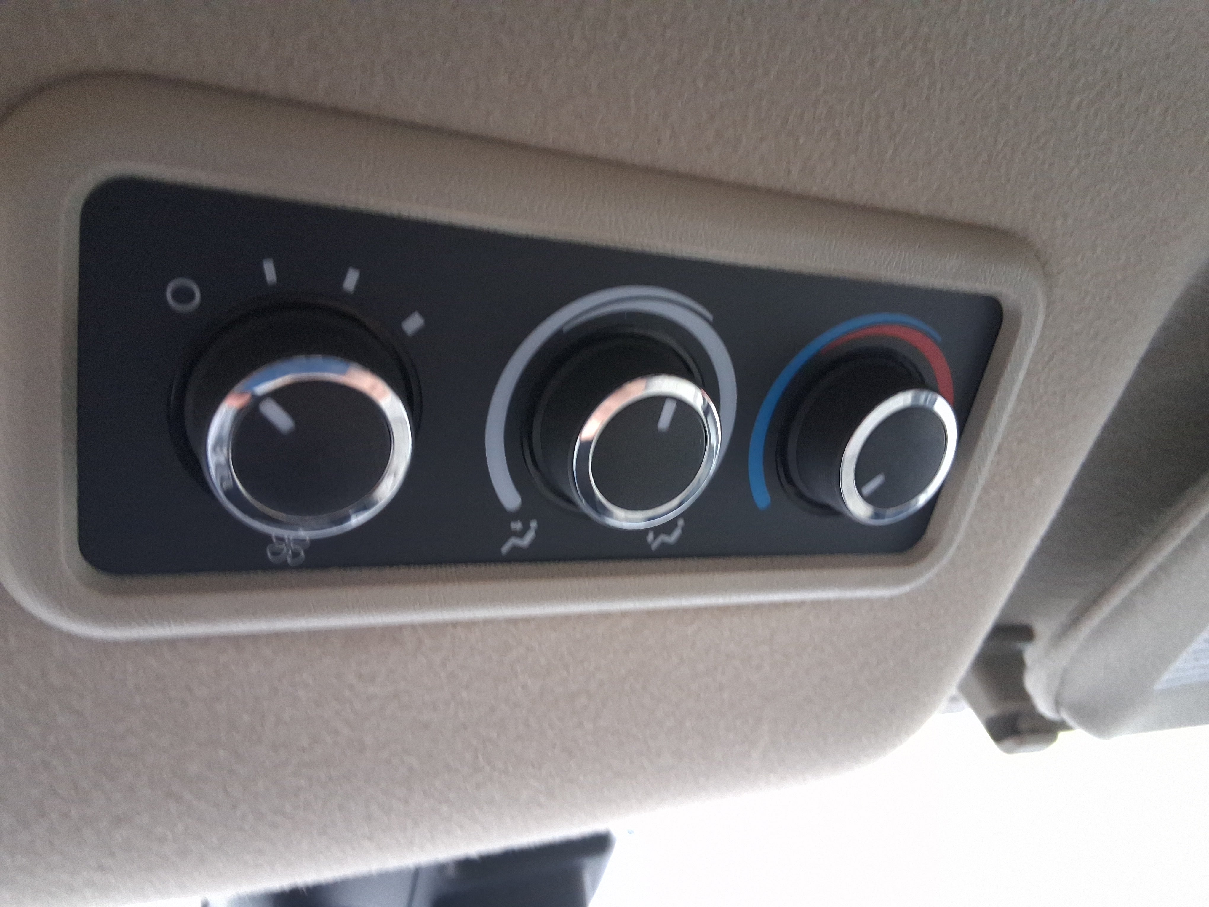 2025 Chevrolet Express Passenger 1LT