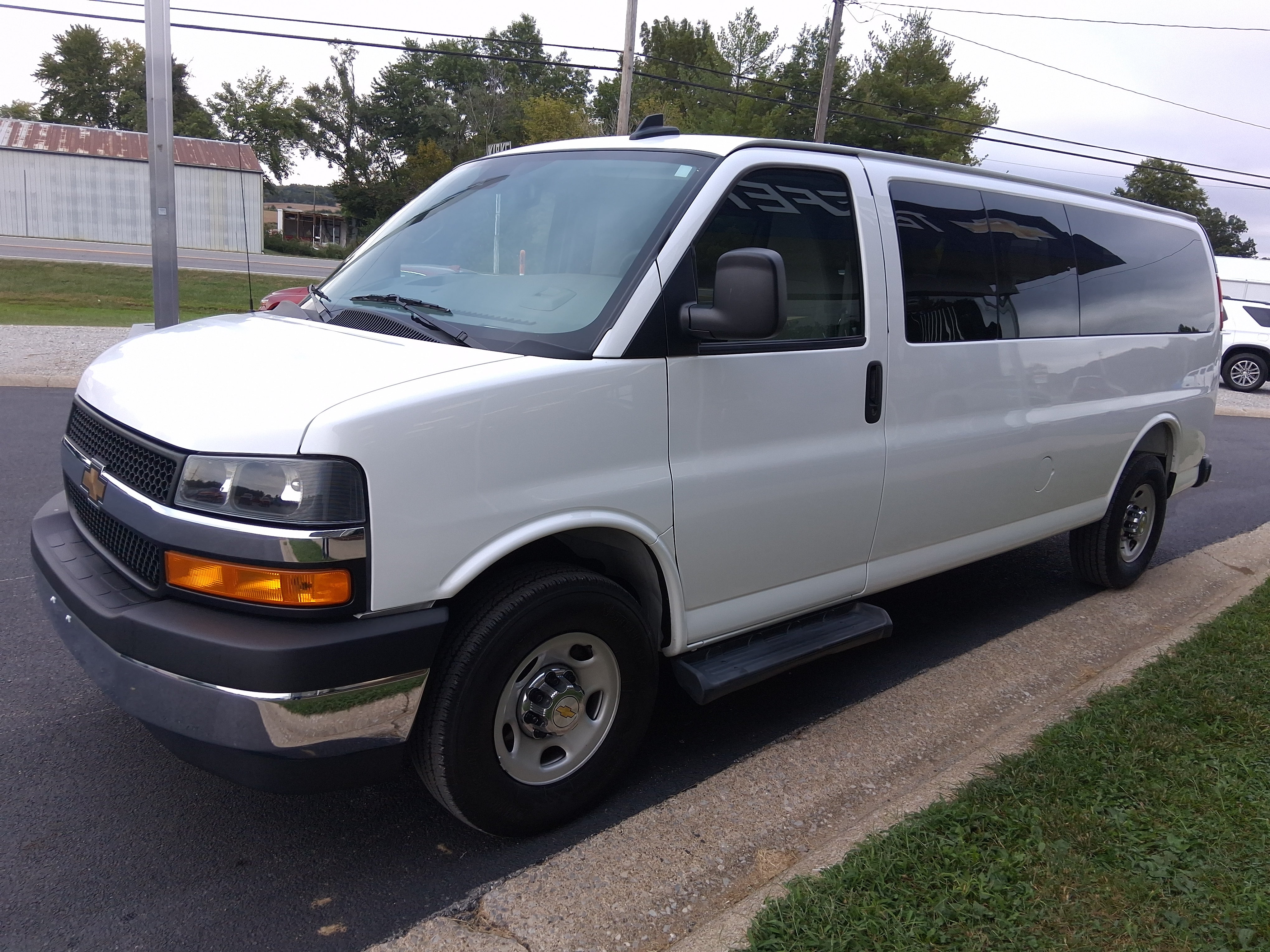 2025 Chevrolet Express Passenger 1LT