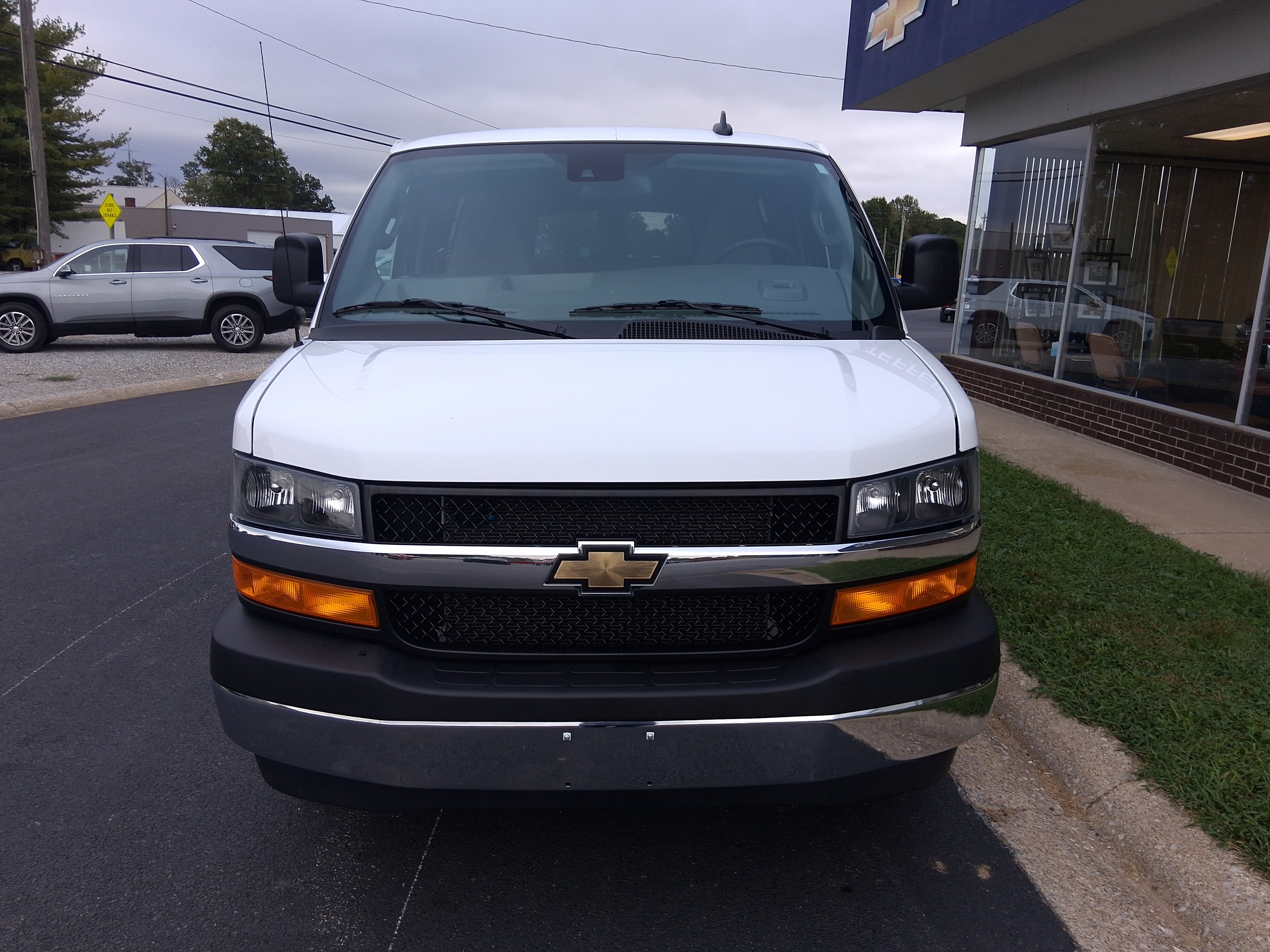 2025 Chevrolet Express Passenger 1LT