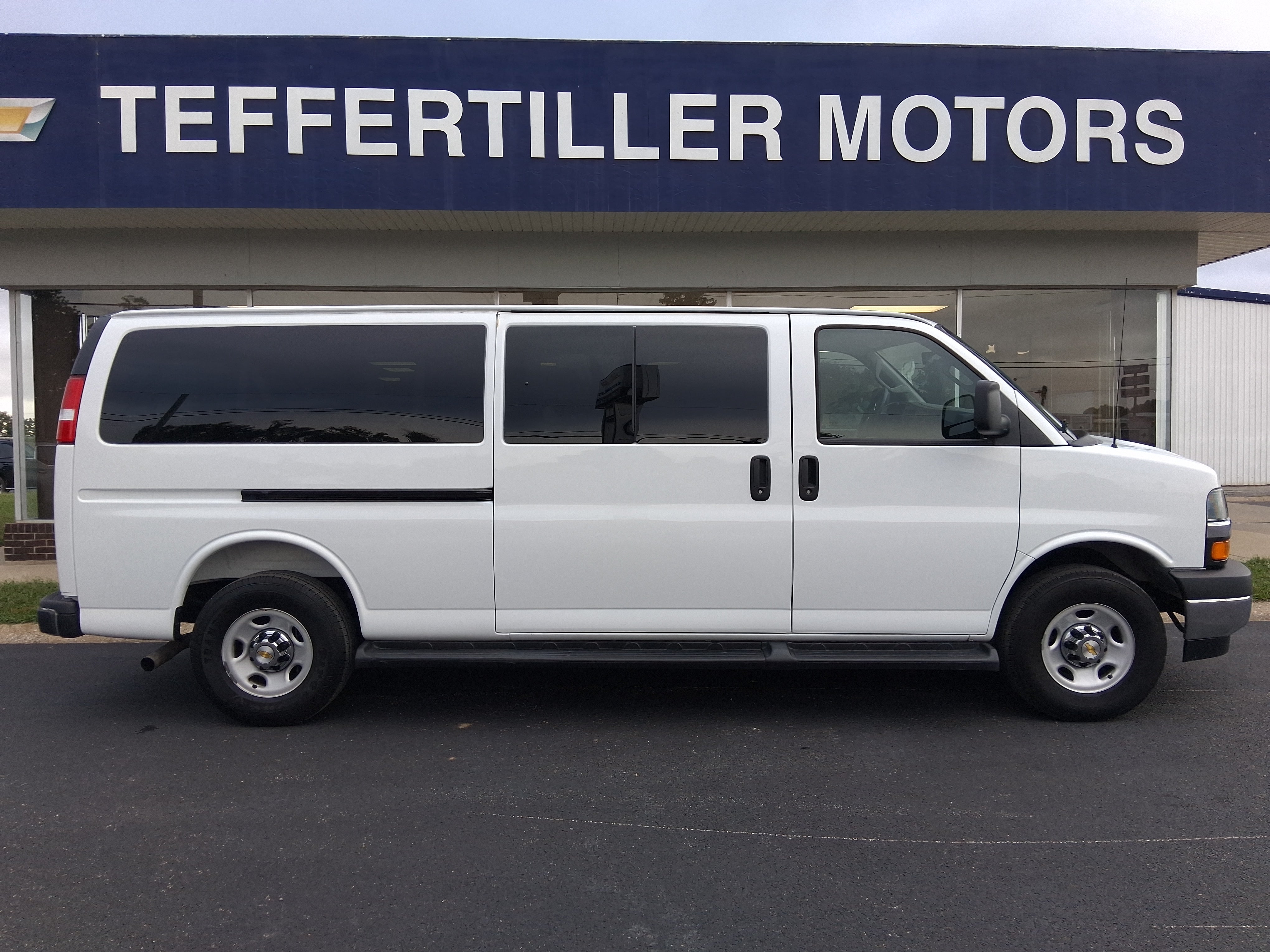 2025 Chevrolet Express Passenger 1LT