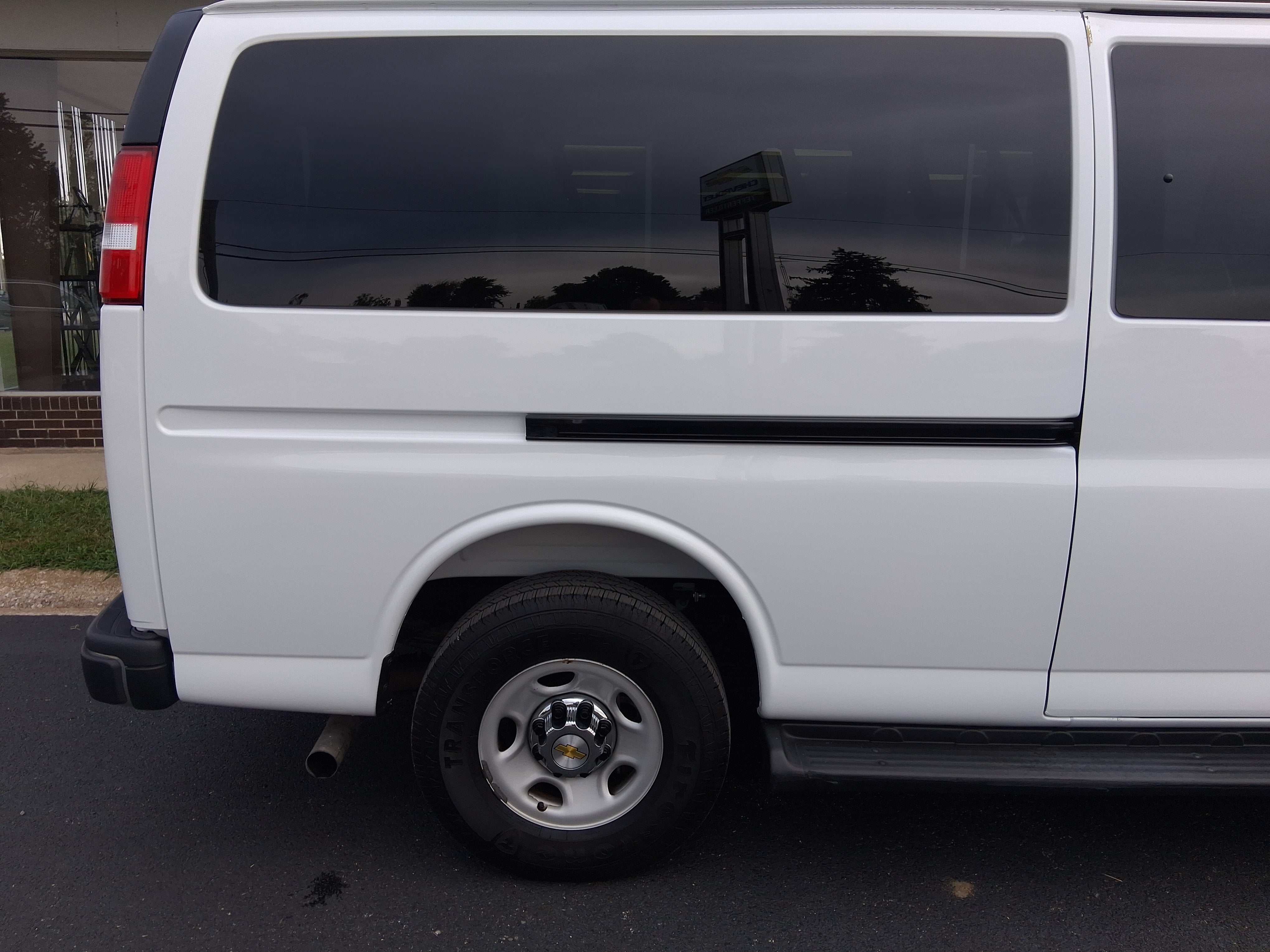 2025 Chevrolet Express Passenger 1LT