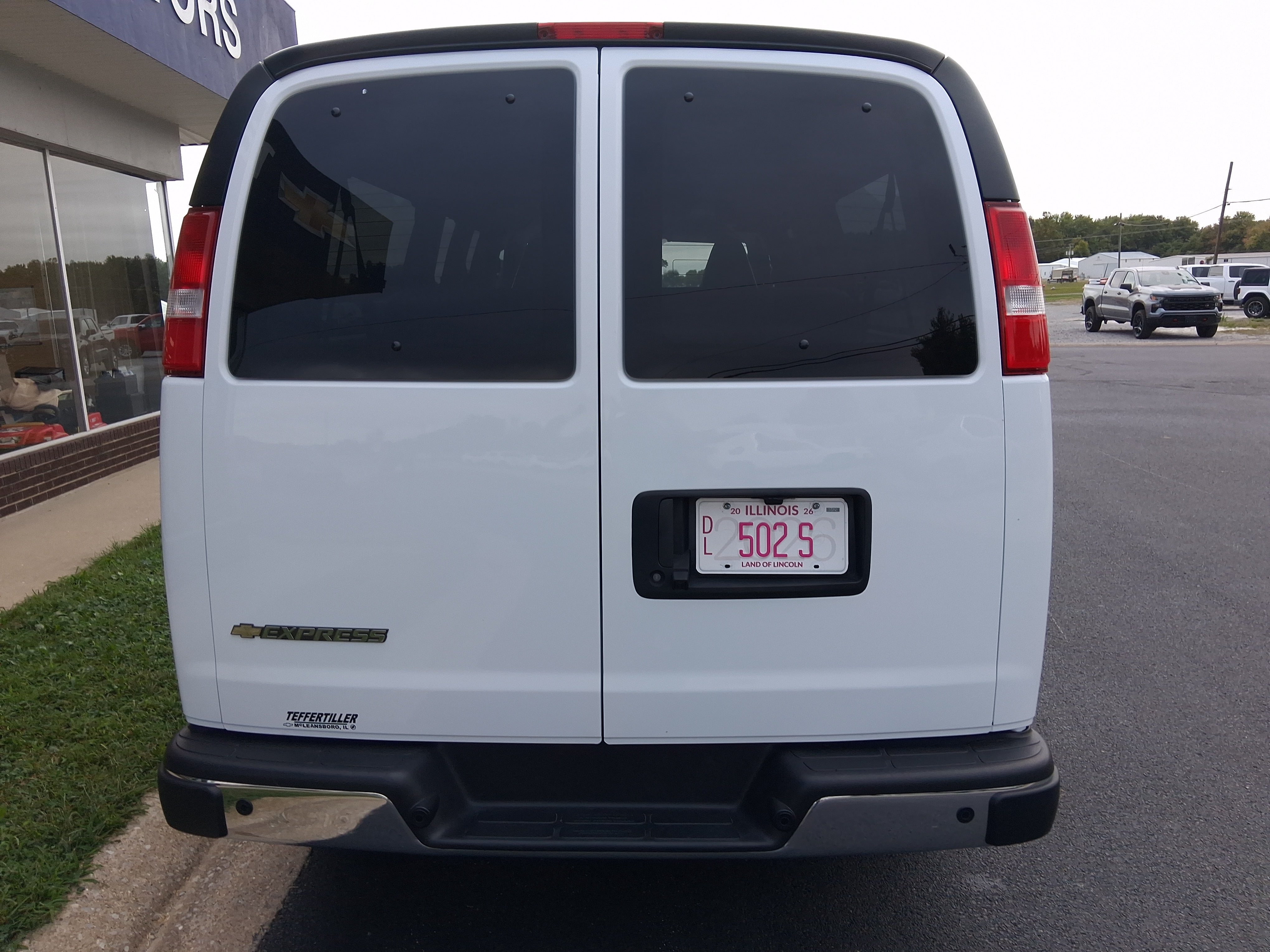 2025 Chevrolet Express Passenger 1LT