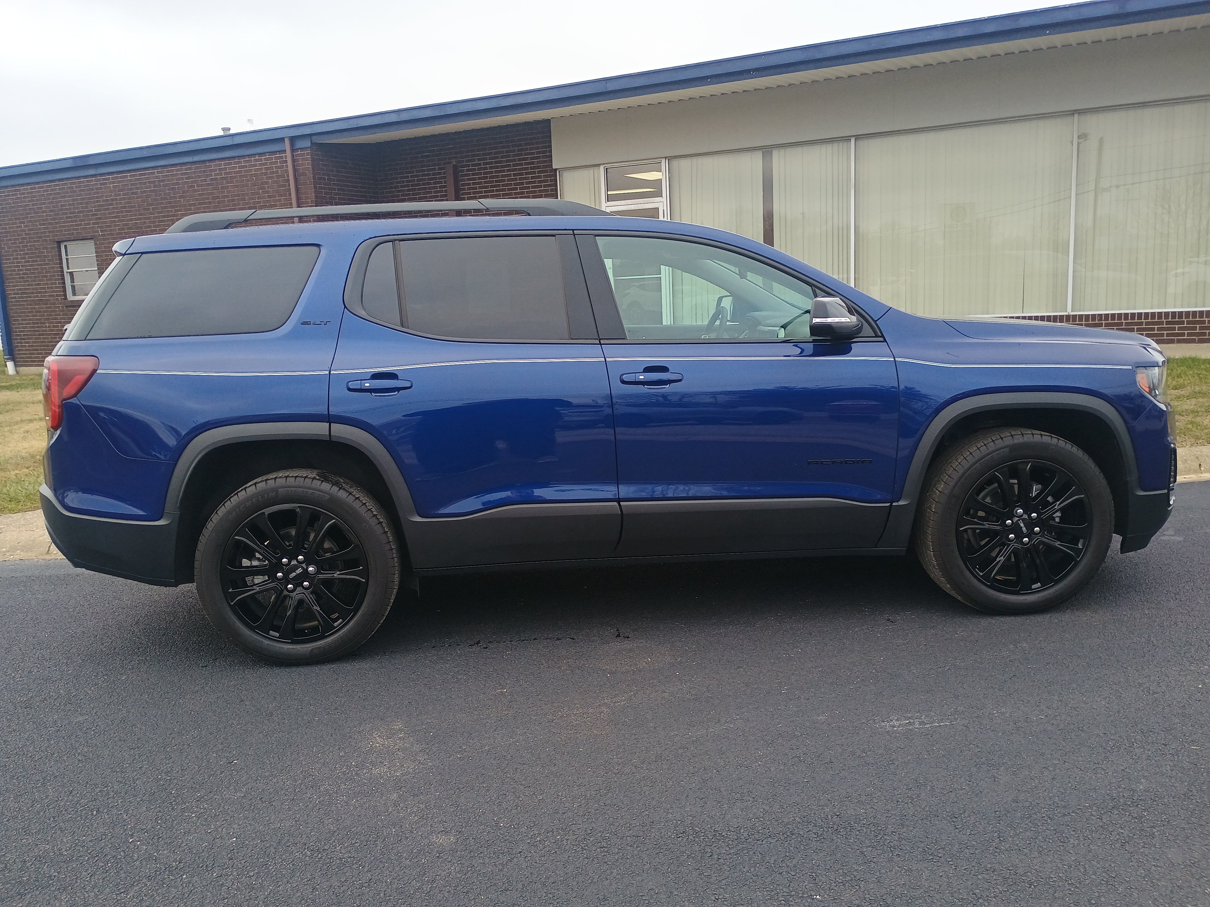 2023 GMC Acadia SLT