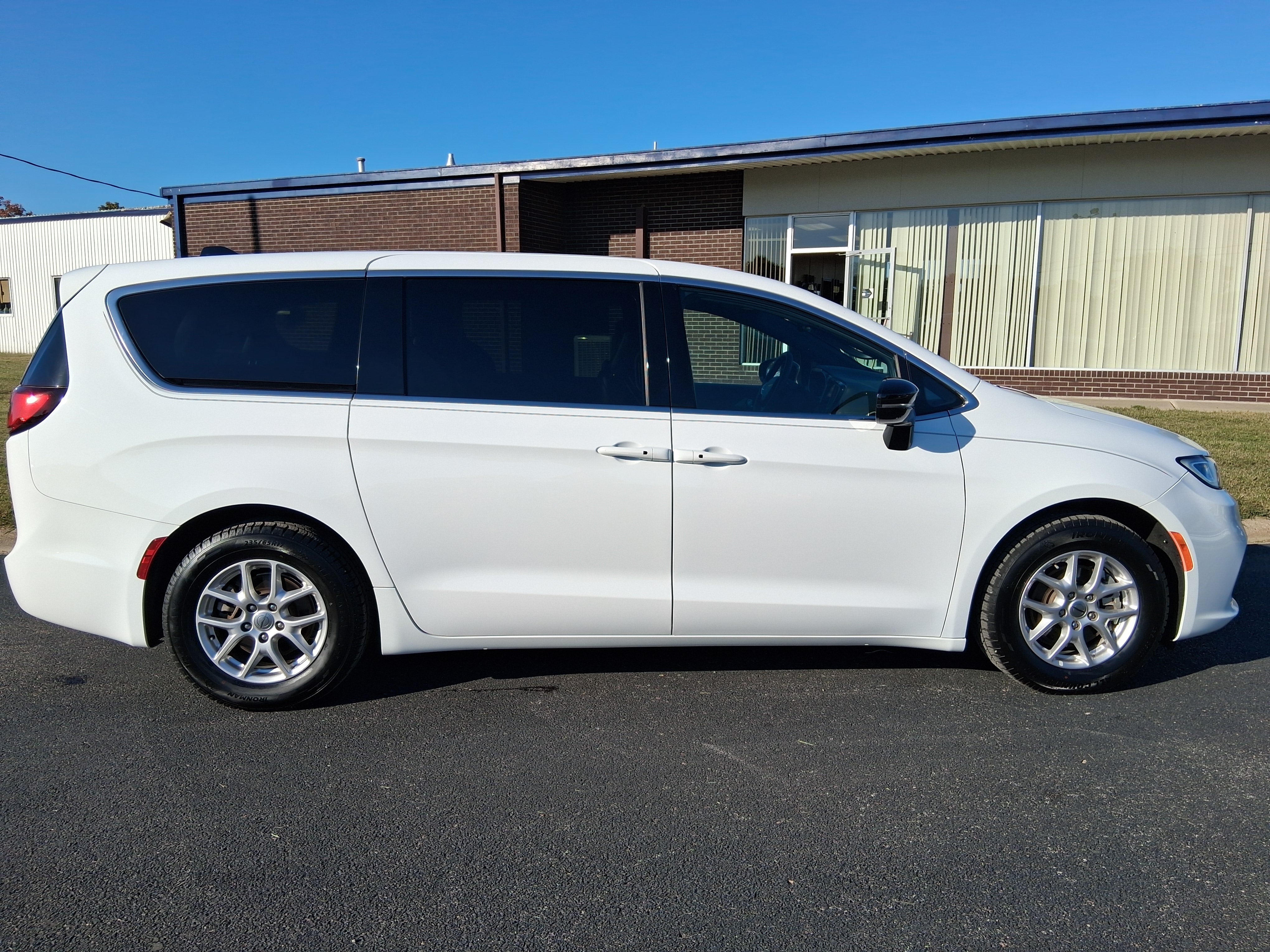 2025 Chrysler Pacifica Select